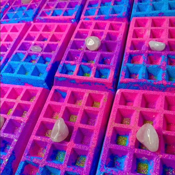 Bubble gum waffle bath bomb - Picture 1 of 2